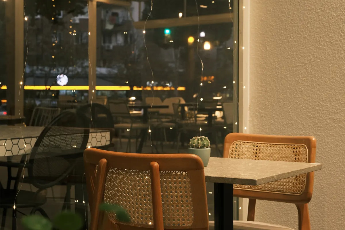 Table vide près d’une fenêtre dans un restaurant le soir